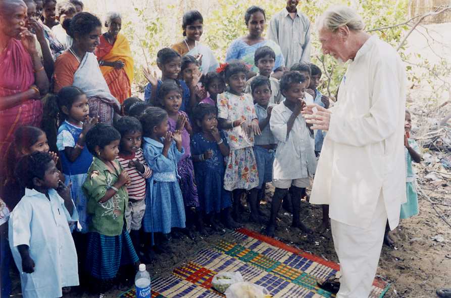Padre Windey con i bambini di un villaggio ricostruito dal VRO