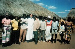 Padre Michele tra la gente della missione in Malawi