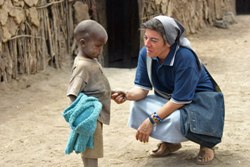 Suora missionaria che parla con un bambino
