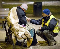 Volontario aiuta un anziano senza fissa dimora