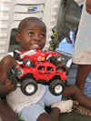 Bimbo di Haiti con giocattolo