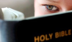 Un giovane legge la Sacra Bibbia