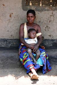 Donna malawiana con il suo bambino