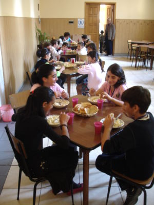 Bambini alla mensa della Caritas