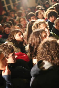 Giovani tra il pubblico