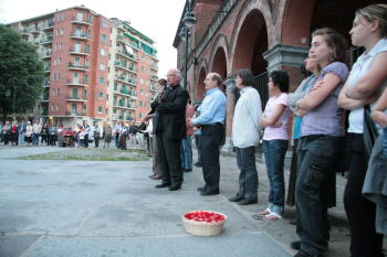 Mons. Giuseppe Molinari parla in piazza
