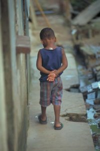 Bimbo che cammina in una favela brasiliana