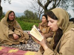 Giovani monache leggono la Bibbia