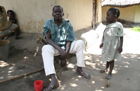 NAIROBI: un anziano negli slums